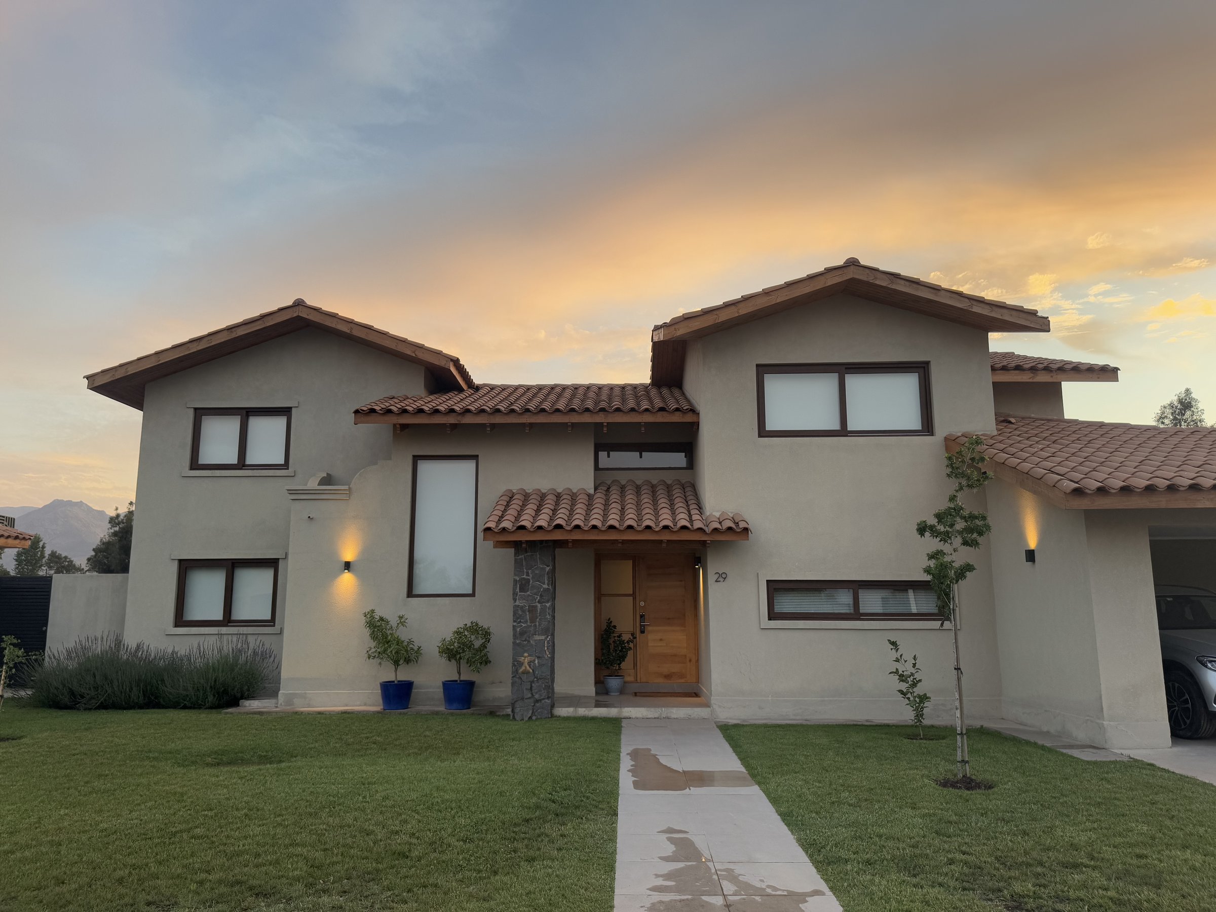 Casa construida por Inmobiliaria Custom al atardecer, en el valle de Aconcagua